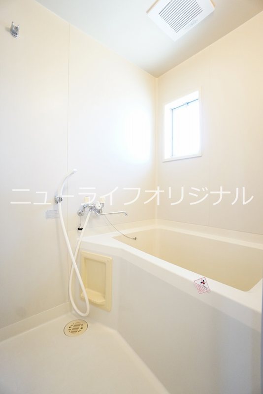 バス・シャワールーム　換気に便利な小窓があります