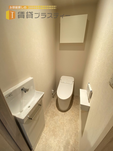 トイレ　温水洗浄便座付き。