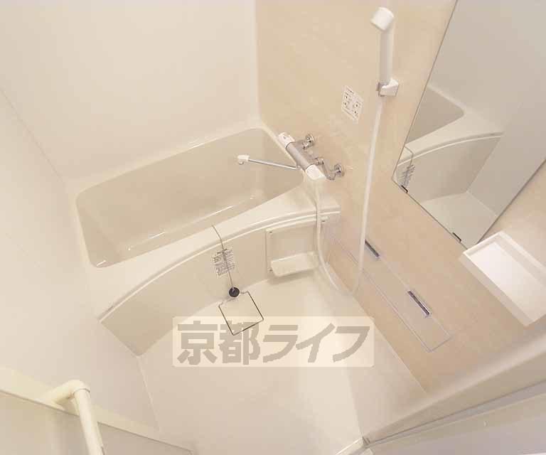 バス・シャワールーム　清潔感のあるバスルームです。