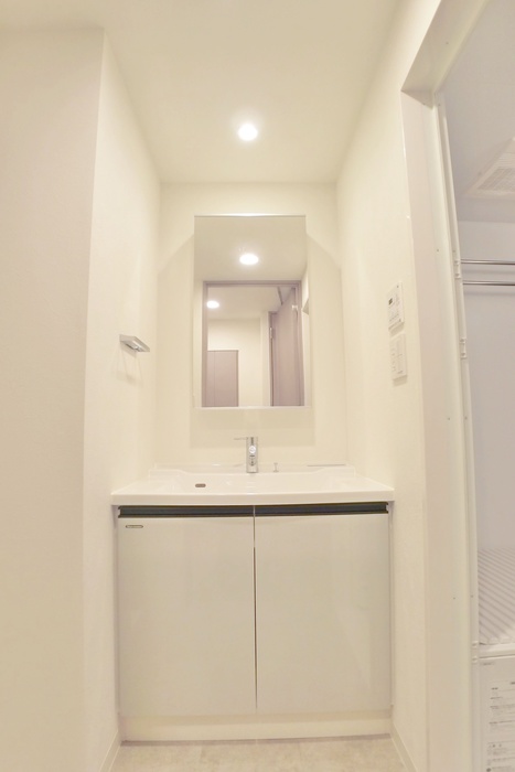 洗面設備　明るい洗面所です