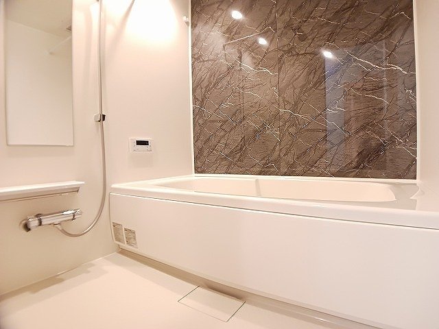 バス・シャワールーム　コンパクトで使いやすいお風呂です