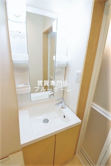 洗面設備　女性が喜ぶ縦型照明器付き独立洗面台です！