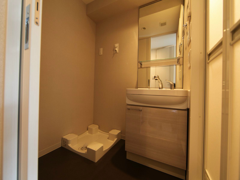 洗面設備　脱衣所　独立洗面台（シャンプードレッサー付）収納スペース有