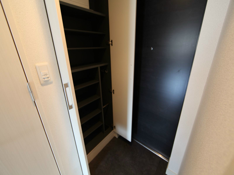 玄関　玄関　シューズボックス付（収納充実してます）