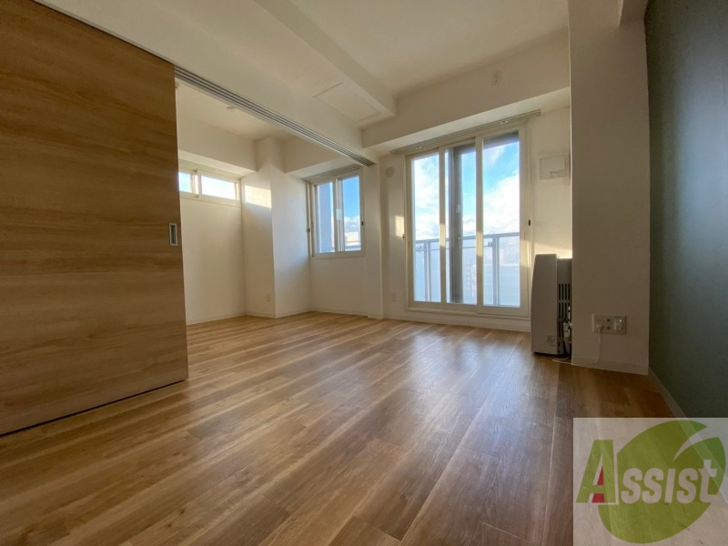 居室・リビング　８．４帖のＬＤＫです。広々として、きれいですね。