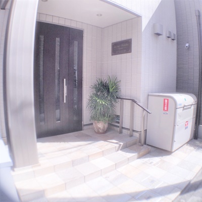 エントランス　【女性のお一人暮らしでも安心のセキュリティ♪】