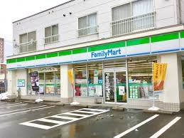コンビニ　ファミリーマート東札幌6条店（コンビニ）まで201m
