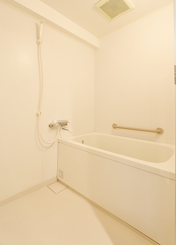 バス・シャワールーム　ファミリータイプの浴室です