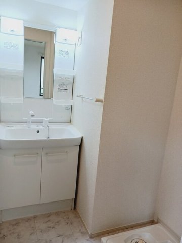 洗面設備　スペースが確保できる洗面所です