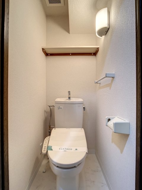 トイレ　落ち着いた色調のトイレです