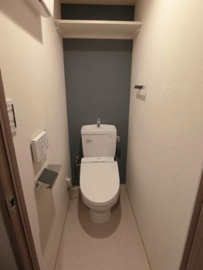 トイレ　落ち着いた色調のトイレです
