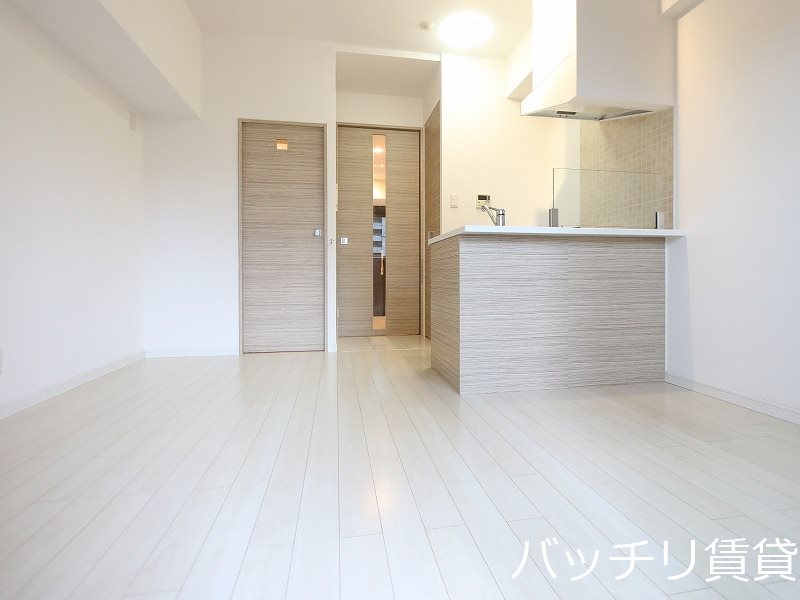 居室・リビング　写真は別号室の為、現状優先になります。