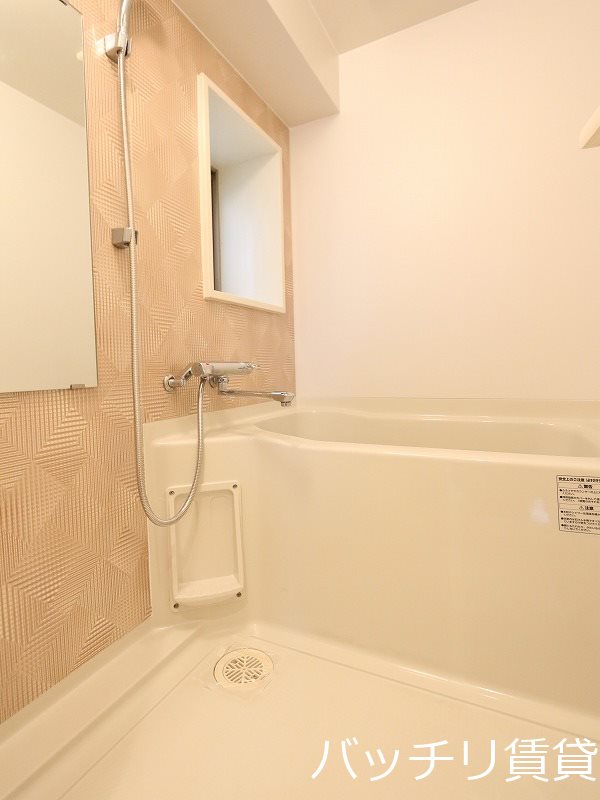 バス・シャワールーム　写真は別号室の為、現状優先になります。