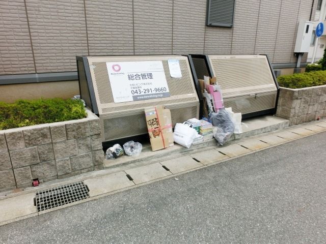 エントランス　専用ゴミ置き場。