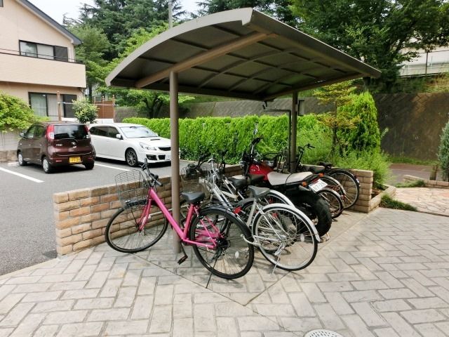 その他共有部分　エントランス横に駐輪場あります。