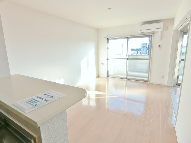 居室・リビング　※同棟同型反転の内観写真です、現状優先となります。