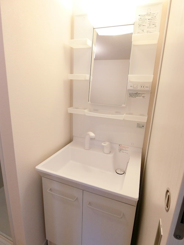 洗面設備　※同棟同型反転の内観写真です、現状優先となります。