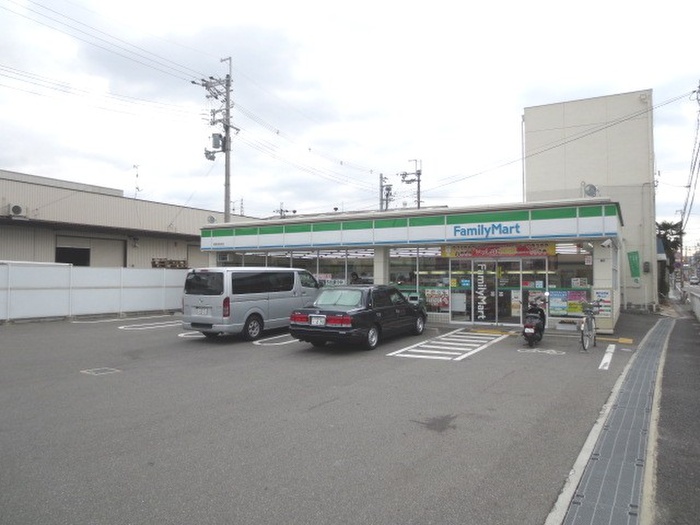 コンビニ　ファミリーマート（コンビニ）まで220m