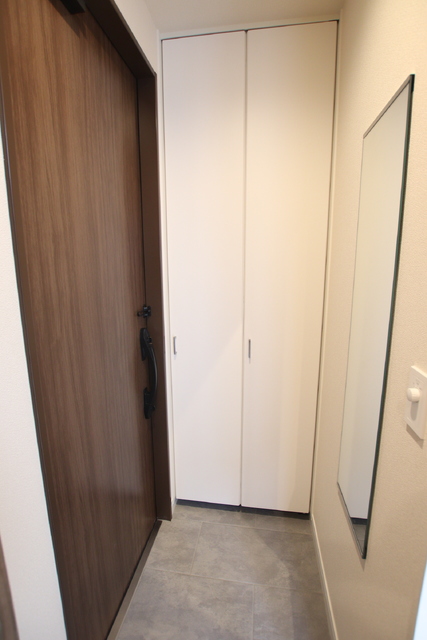 玄関　★嬉しい姿見付きの玄関スペース★