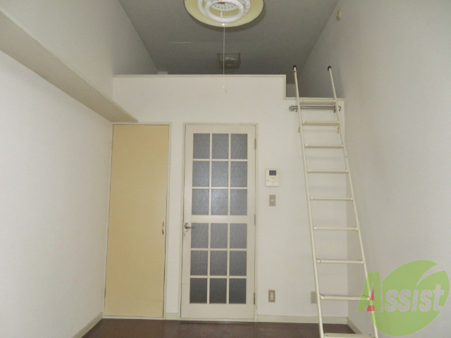 その他部屋・スペース　寝室はリビングと同室になります。ロフトが見えますね。