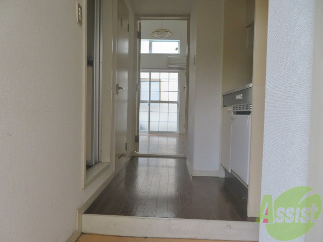 玄関　玄関から見たお部屋です。明るい落ち着いた雰囲気が感じられます