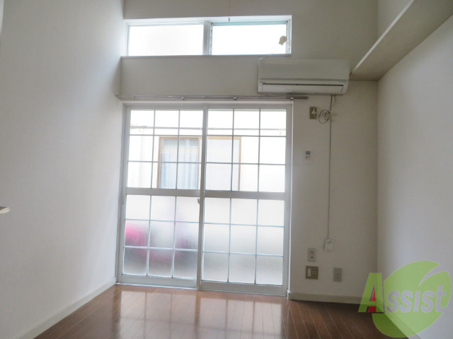 居室・リビング　日当たりが良く、明るい雰囲気のお部屋です。