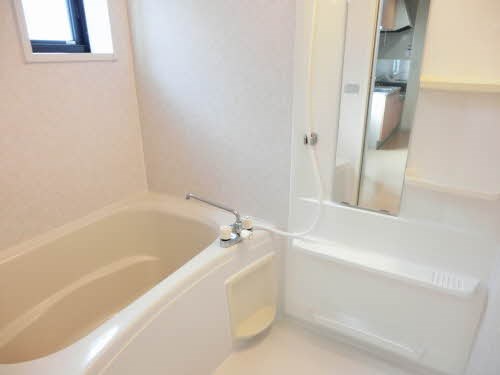 バス・シャワールーム　清潔感あるお風呂