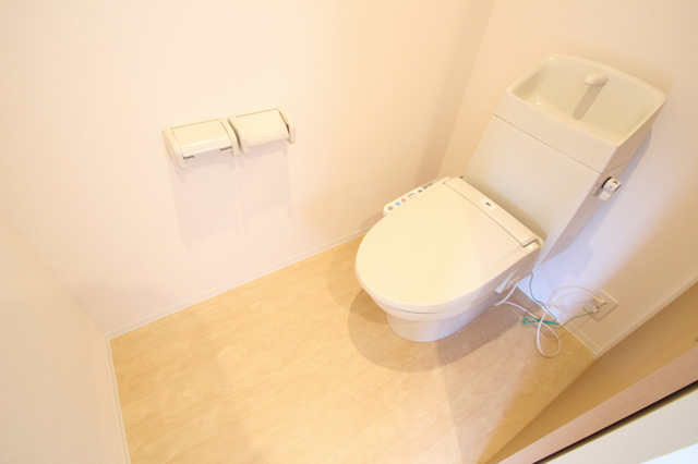 トイレ　温水洗浄付でいつでも清潔！！