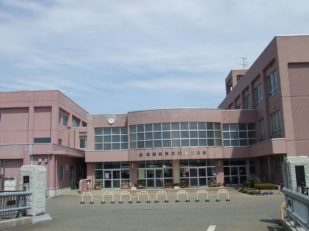 小学校　長岡市立富曽亀小学校（小学校）まで957m