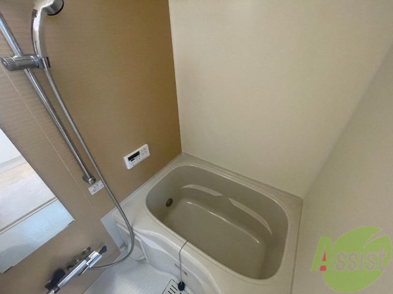 バス・シャワールーム　追い焚き機能付きですのでいつでも温かいお風呂に入れます。