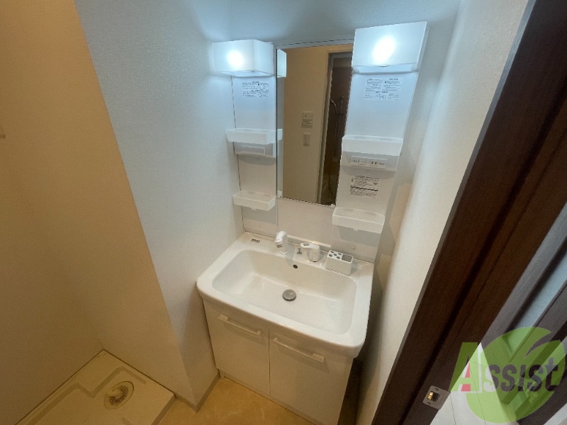 洗面設備　忙しい朝でもゆっくりと身支度ができる広さの洗面台ですね。