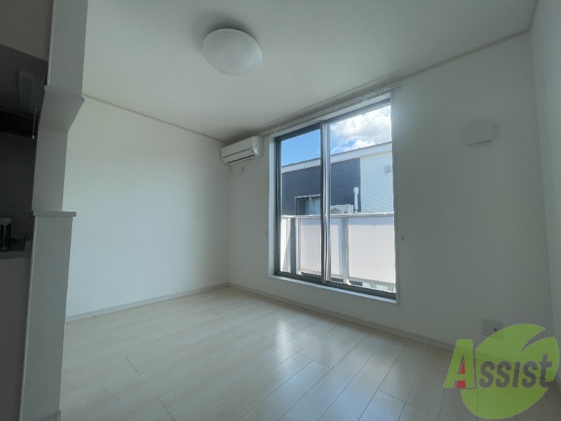 居室・リビング　８．３帖のリビングになります。明るくて綺麗なお部屋ですね