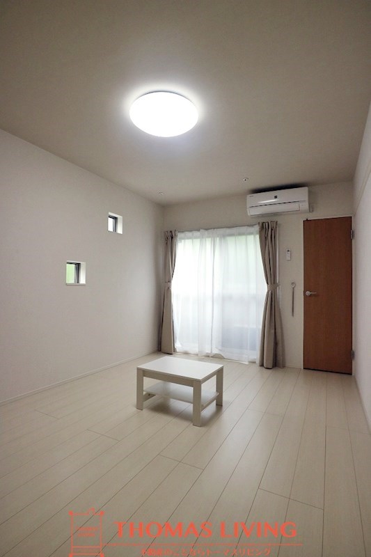 居室・リビング　室内サンプル 　イメージのため形状や色調、床材、設備等実際と