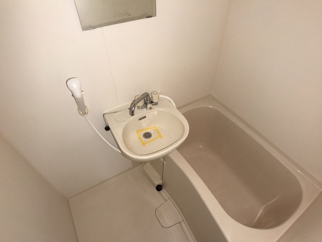 バス・シャワールーム　※補修前の参考画像の為、設備等は現況優先。