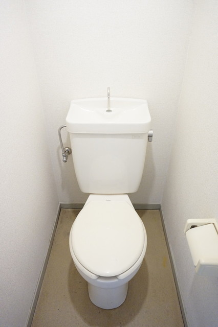 トイレ　※補修前の参考画像の為、設備等は現況優先。