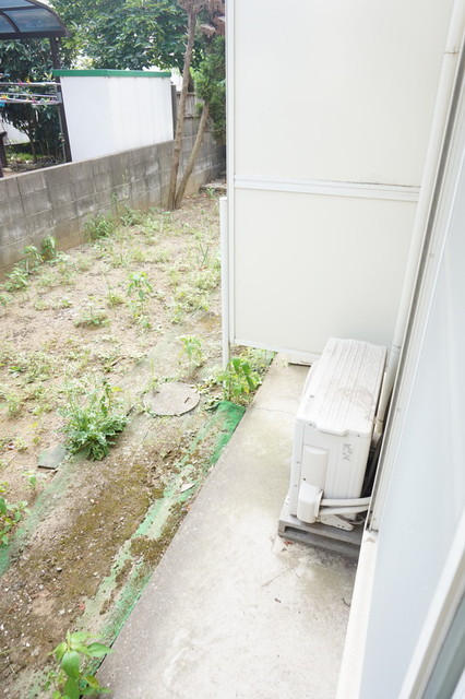 バルコニー　※補修前の参考画像の為、設備等は現況優先。