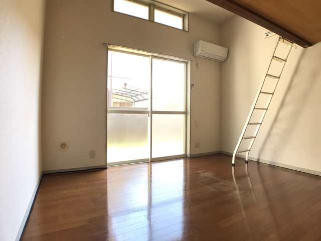 居室・リビング　※補修前の参考画像の為、設備等は現況優先。