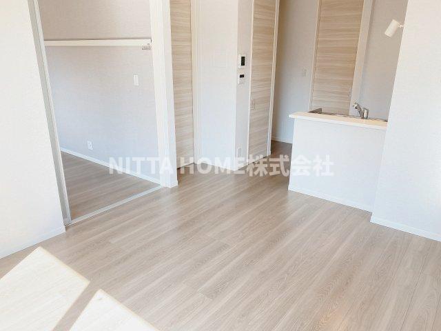 収納　カウンターキッチン付きの１２帖のリビング☆彡