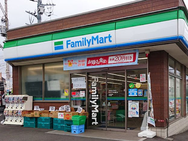 コンビニ　ファミリーマート杉並堀の内店（コンビニ）まで273m