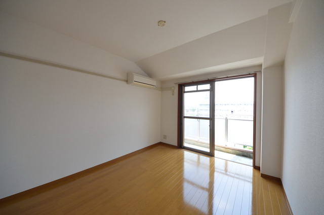 居室・リビング　★大きな窓が、お部屋を明るくしてくれます★