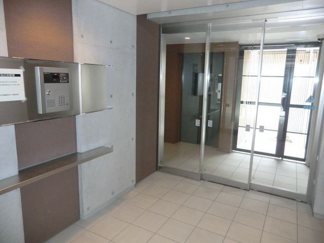 エントランス　オートロック付きエントランス