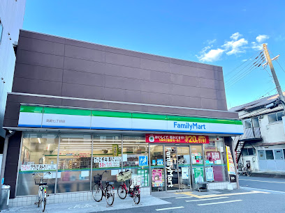 コンビニ　ファミリーマート 高殿七丁目店（コンビニ）まで25m