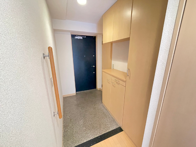 玄関　大きめの下駄箱付きの玄関です