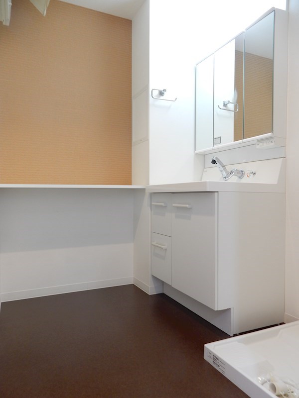 洗面設備　スペースの充分な洗面所