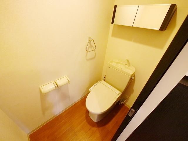 トイレ　★収納あり・シャワー付きトイレ★