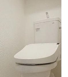 トイレ　落ち着いた色調のトイレです