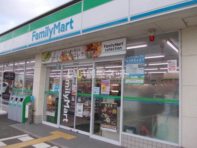 コンビニ　ファミリーマート（コンビニ）まで687m