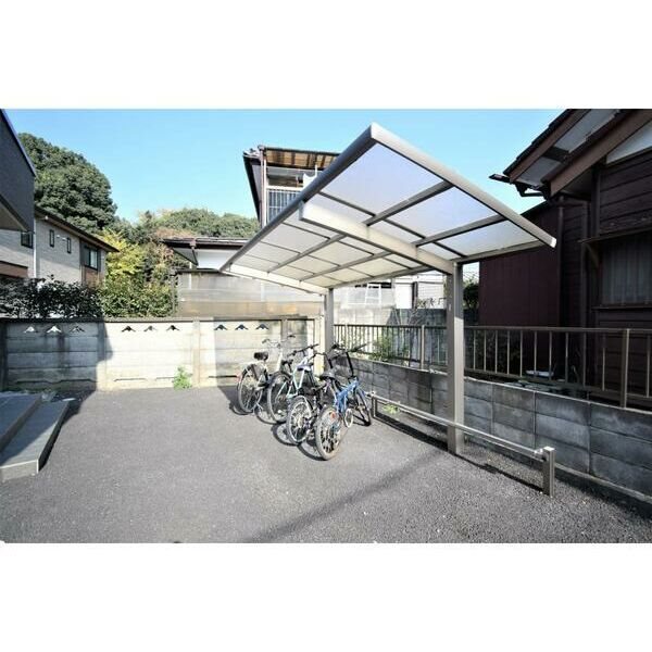 その他共有部分　敷地内屋根付きの駐車場です。