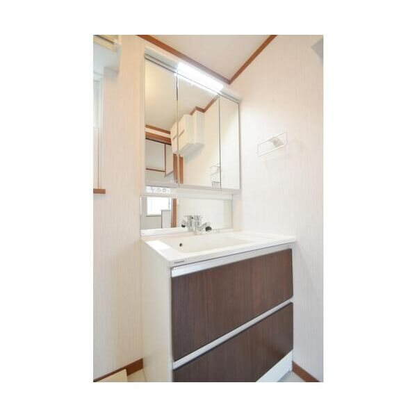洗面設備　朝に便利な独立洗面台完備