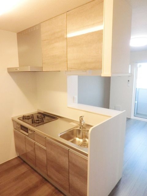 キッチン　3口コンロ付きのシステムキッチン